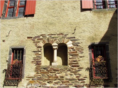 detail of a wall at eltz castle