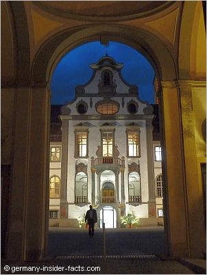 st mang courtyard at night