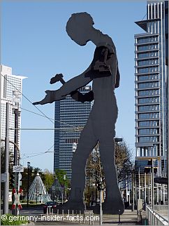 statue of the hammering man in frankfurt