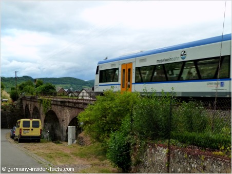 train crossing a viaduct in the mosel valley