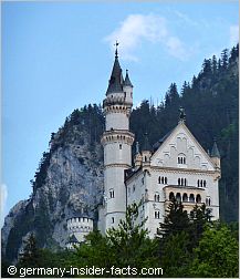 neuschwanstein with the mountains in the back