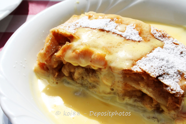 Apple strudel with vanilla sauce