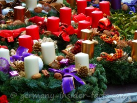 An Advent wreath with 4 candles belongs to German Christmas traditions. Click to learn more